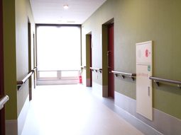 広々明るい廊下の様子