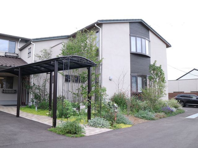 緑豊かな外観 外観 自然に囲まれた清潔感のある建物前です。心安らぐ環境でお仕事をされたい方には理想的な場所と言えます。