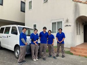 スタッフが並ぶ玄関前