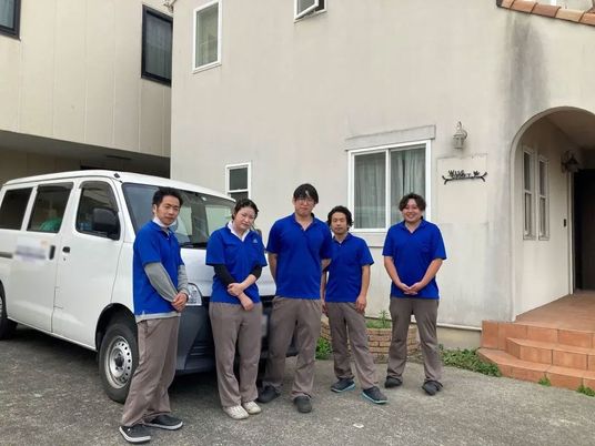 スタッフが並ぶ玄関前