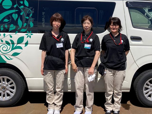 スタッフイメージ スタッフイメージ 笑顔のスタッフが揃う職場です。細やかなサポート体制が魅力の職場環境です。