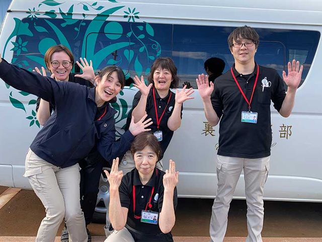 笑顔のスタッフたち スタッフイメージ 仲間と楽しく働く様子は、職場の雰囲気が良い証です。一緒に成長できる環境が整っています。