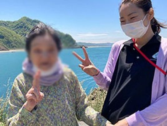 笑顔で話す二人の様子