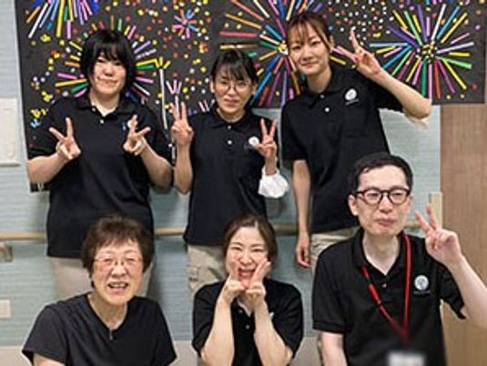 笑顔のスタッフたち集合写真