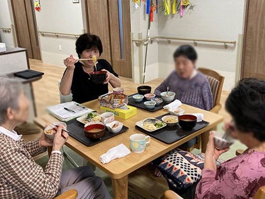 食事を楽しむ光景