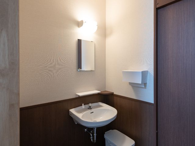 洗面台とトイレの部屋 洗面台 シンプルで清潔な洗面スペースです。使いやすさを考慮したデザインで、快適にお過ごしいただける環境が整っています。