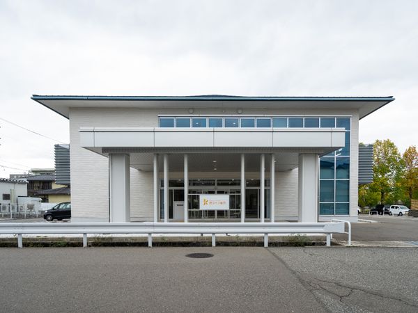 清潔感のある建物のエントランス