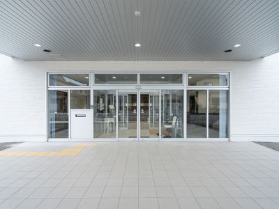 明るいエントランスの外観