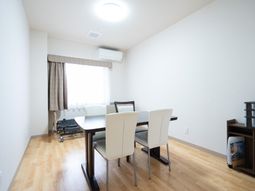 明るい居室の様子