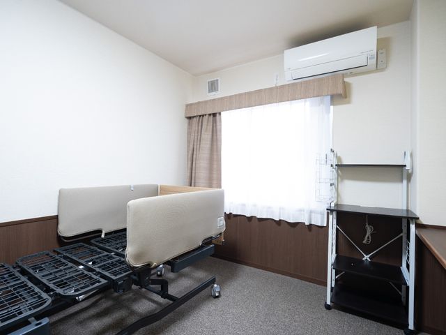 清潔な居室の一例 居室 ゆったりとした空間の居室です。個々のニーズに合わせて、家具配置や利用方法を工夫できます。