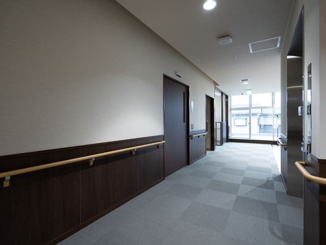 清潔感のある照明付き廊下 廊下 手すりが完備された明るい廊下です。通りやすく、静かな環境が整っており、働く上での快適さが考慮されています。