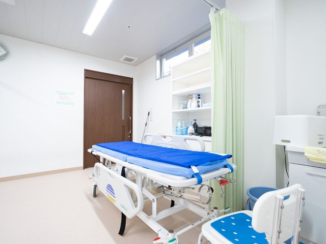 清潔感ある浴室空間 脱衣所 整えられた浴室は利用者の安全と快適さを考慮しており、清潔で明るい雰囲気を保っています。