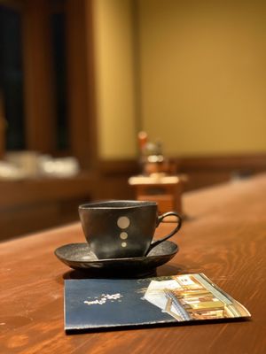 テーブルとカップ