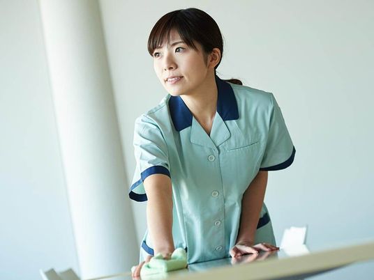 スタッフの清掃作業