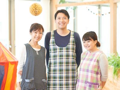 笑顔のスタッフ三人