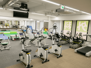 機能訓練室の運動器具  