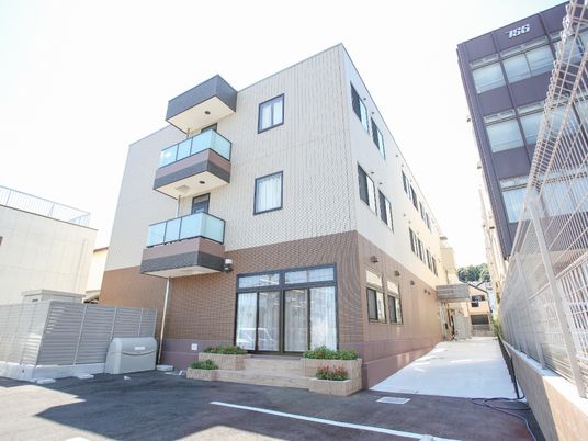 明るい建物の外観