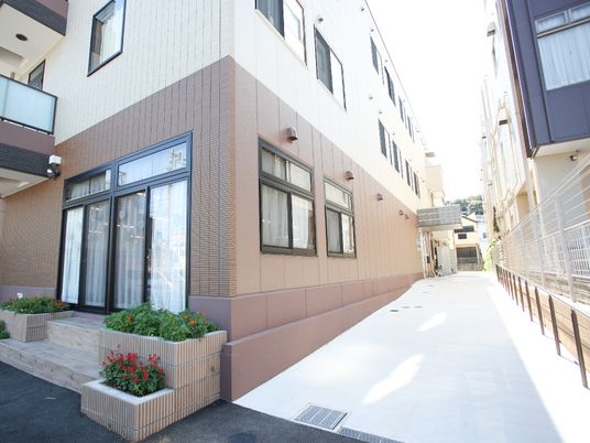 清潔なエントランスの建物