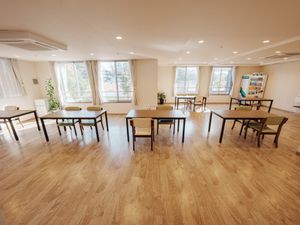 明るく広々としたラウンジ