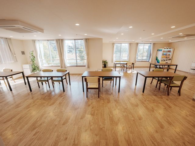 明るく広々としたラウンジ ラウンジ 自然光が差し込む広々としたラウンジです。様々な活動や交流に適した空間になっています。