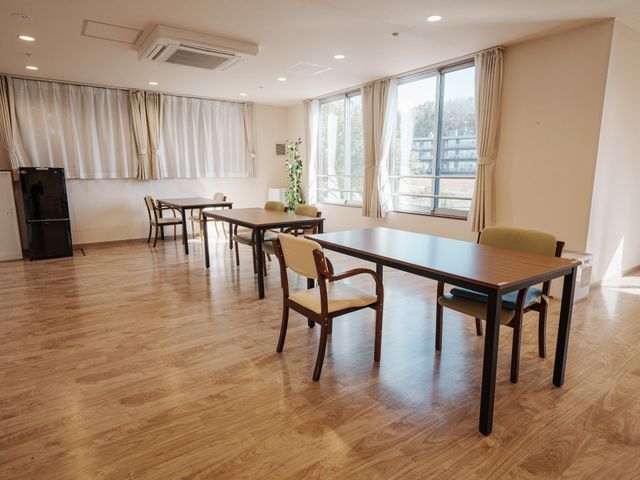 広々としたラウンジ ラウンジ 自然光がたっぷり入る明るいラウンジです。リラックスできる快適な環境が整っています。