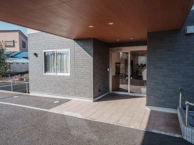 広々としたエントランス エントランス 広々としたエントランスは、自然光が差し込み明るい印象です。バリアフリー設計が施されています。