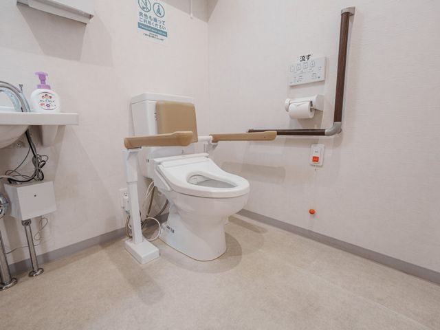 安全な設備のトイレ トイレ 手すり付きのトイレは、安全に使えるよう工夫されています。清掃が行き届いており、快適です。
