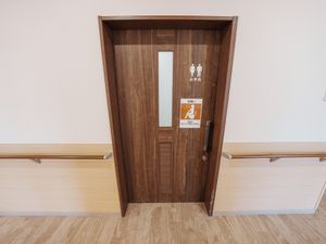 木製の扉が特徴的です廊下