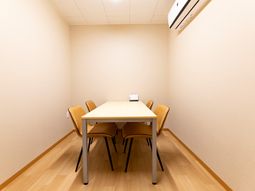 シンプルな会議室
