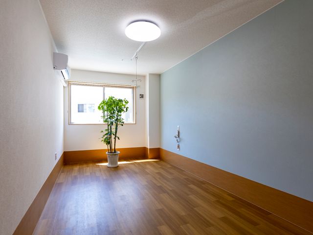 居室内の明るい空間 居室 広々として明るい居室です。窓辺の植物が安らぎを与え、心地よい環境で過ごせそうです。