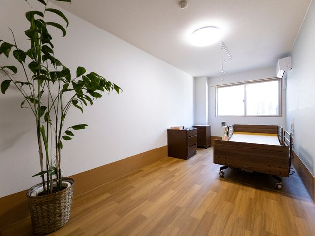 広々とした明るい居室 居室 余裕を持った造りの居室です。窓から自然光が差し込み、安らぎに満ちた環境で過ごせます。