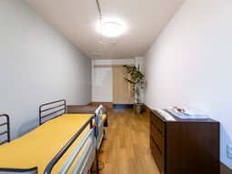明るい居室の一角