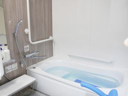 手すり付き快適な浴室