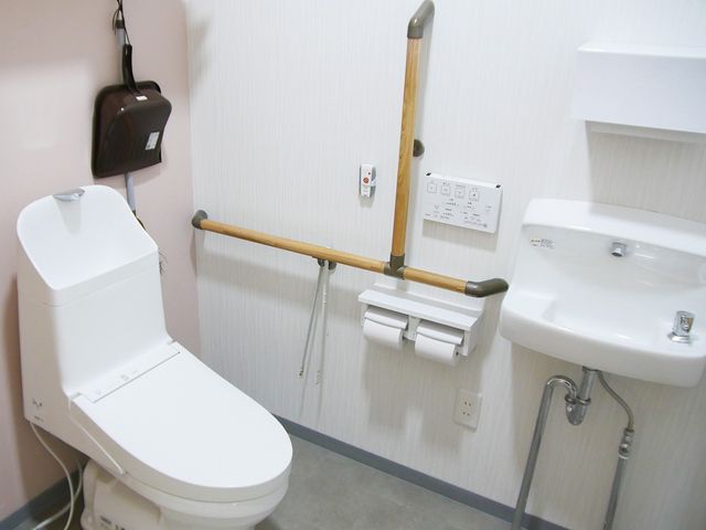 広々とした清潔なトイレ トイレ 手すり付きで安心のトイレ空間です。安全かつ快適にご利用いただける設計となっております。