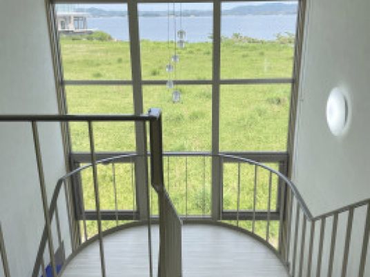 海が見える廊下の風景