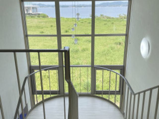 海が見える廊下の風景 廊下 海を望む廊下で、利用者様と共に穏やかな時間を過ごしませんか。明るく広々とした環境でお待ちしています。