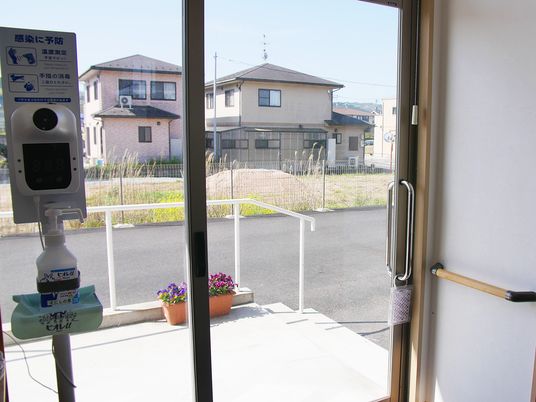 広々とした明るいエントランス