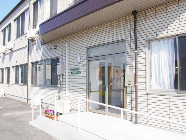 明るいエントランス エントランス 白と清潔感のある外壁が目を引くエントランスです。段差が少なく、バリアフリー設計になっております。