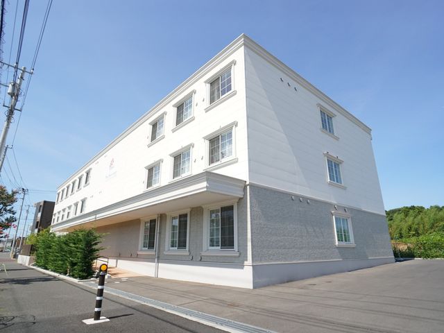 清潔感ある建物の外観 外観 広々としたスペースの入口が迎える快適な職場です。建物は清潔感があり、働きやすそうな環境が整っています。