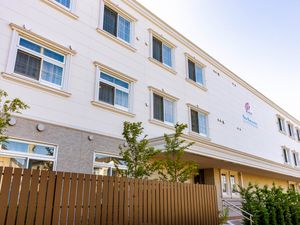 白い外観の建物外観  