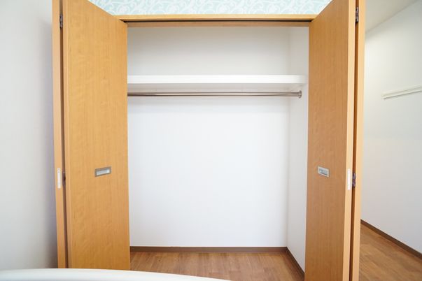 シンプルな居室のクローゼット