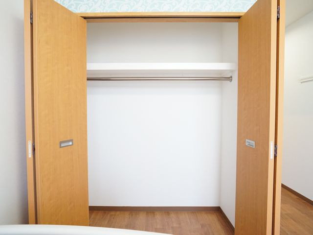 シンプルな居室のクローゼット 居室 広々とした整理しやすいクローゼットが特徴の居室です。清潔感があり、物の収納に困りません。