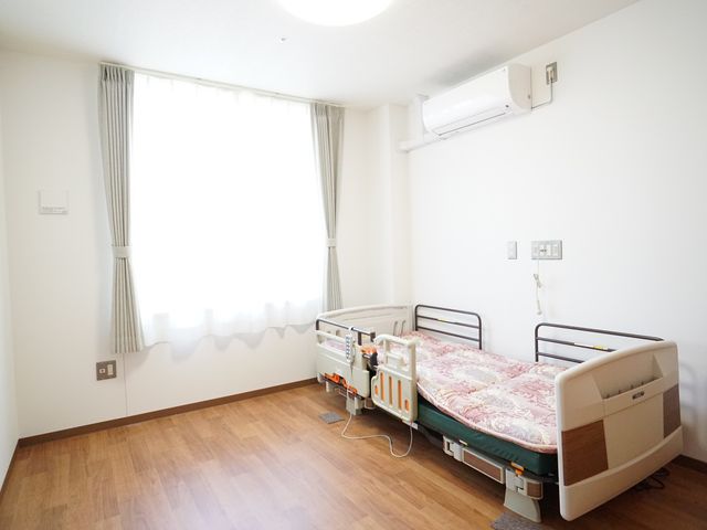 明るく清潔な居室 居室 広々として明るい居室です。ゆったりとした空間で、快適な暮らしをサポート致します。
