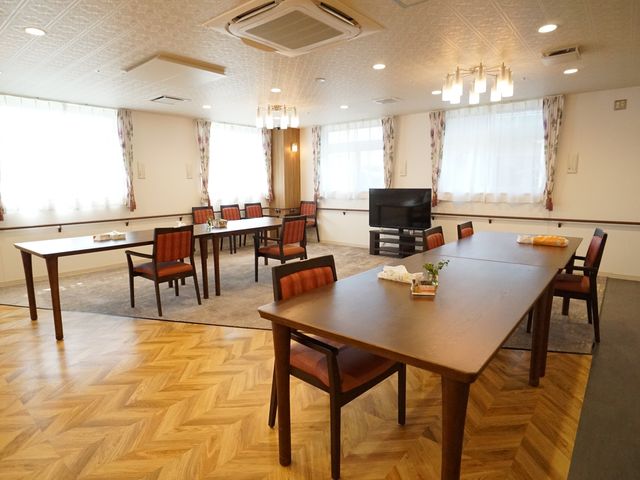 広々とした快適な食堂 ダイニングルーム 採光を考慮したデザインが特徴のダイニングルームです。ゆったり配置されたテーブルと椅子で、快適な食事時間をお過ごしいただけます。