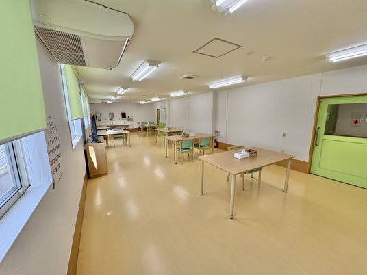 広々とした空間の食堂
