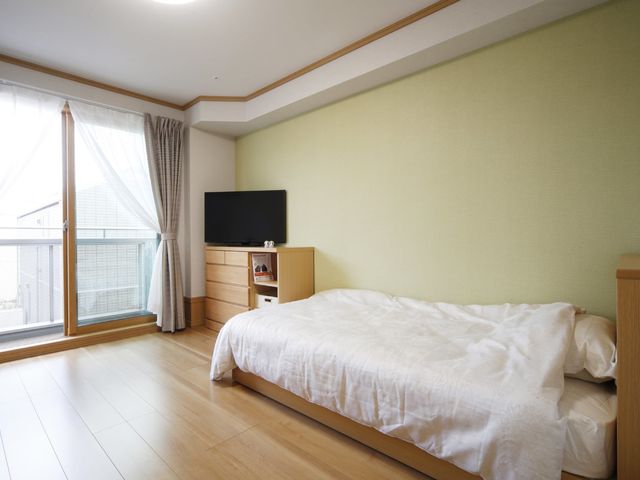 明るい個室の居室 居室 ゆったりとしたベッドと大きな窓が特徴の居室で、日当たりの良さが伺えます。快適なプライベート空間をお探しの方に適しています。