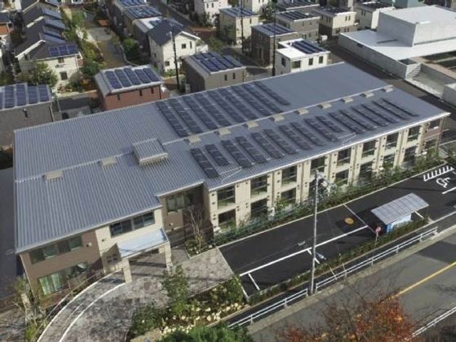 環境に配慮した施設外観 外観 屋根に太陽光パネルを装備したモダンな建物です。周囲には自然も多く、明るい環境での就業が見込めます。
