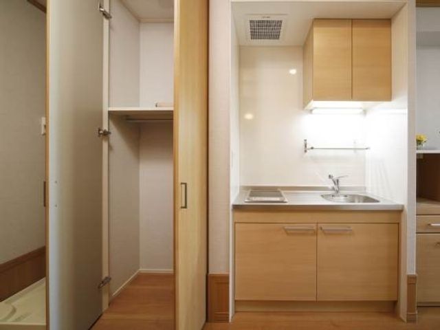 居室のキッチン兼洗面台 キッチン 快適な居住空間を提供する清潔感のある居室です。独立したキッチンスペースが整っており、自炊を楽しむこともできます。