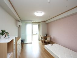居室の明るく広いスペース