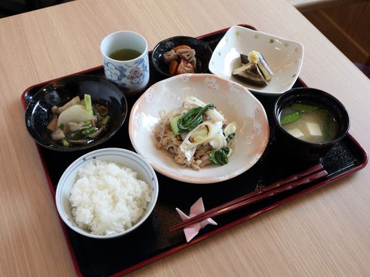 和食セットの食事風景